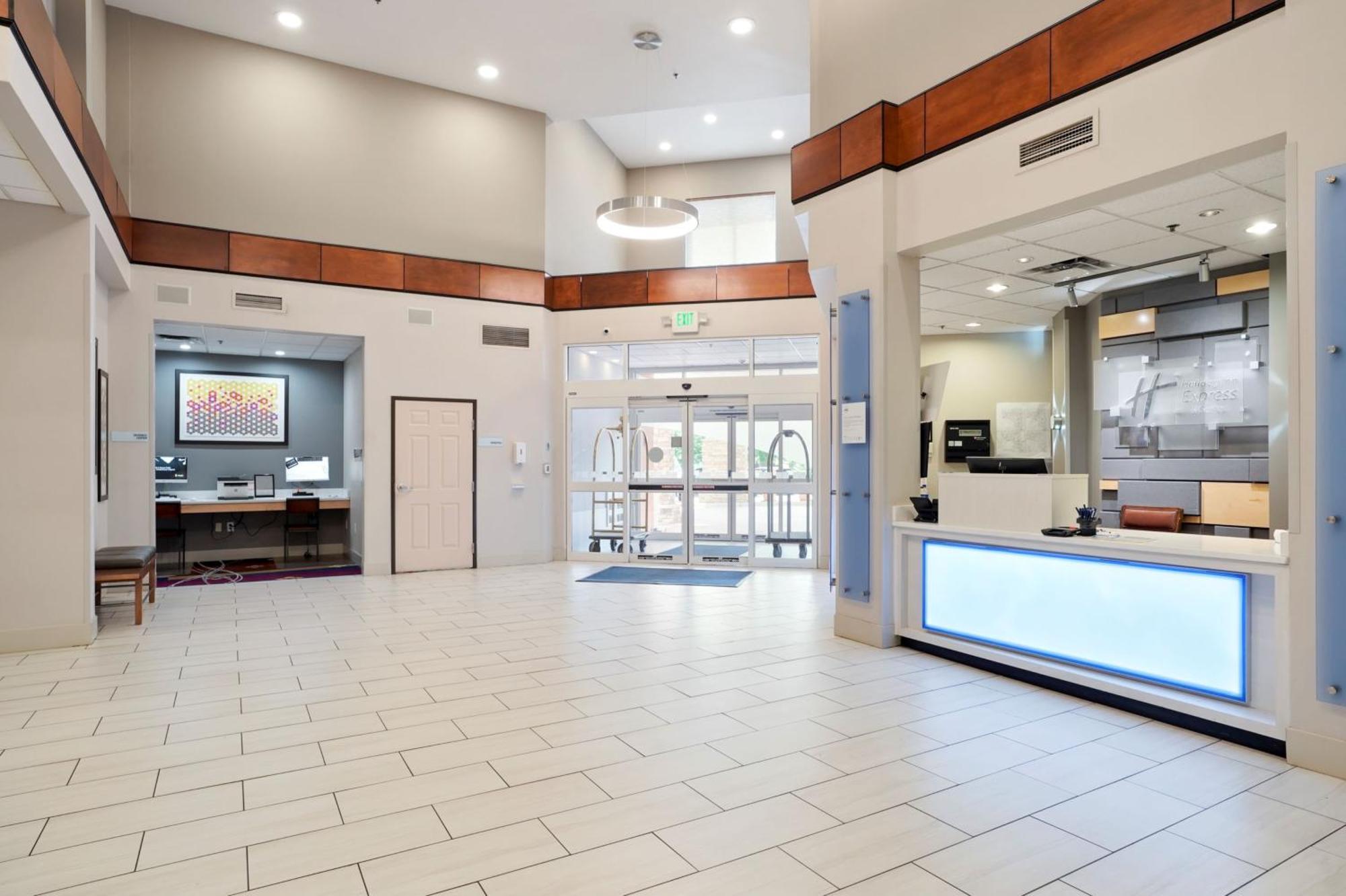 Holiday Inn Express & Suites Denver North - Thornton By Ihg Bagian luar foto